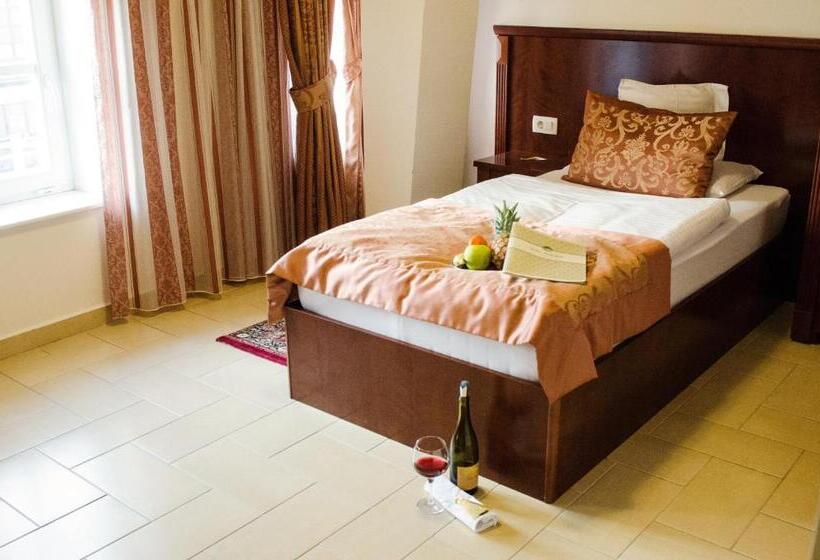 اتاق استاندارد یک نفره, Dorottya