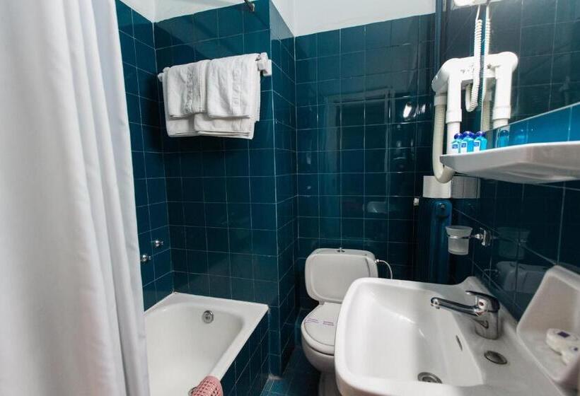 חדר אקונומי לשלושה, Grand