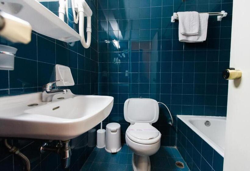 חדר אקונומי לשלושה, Grand