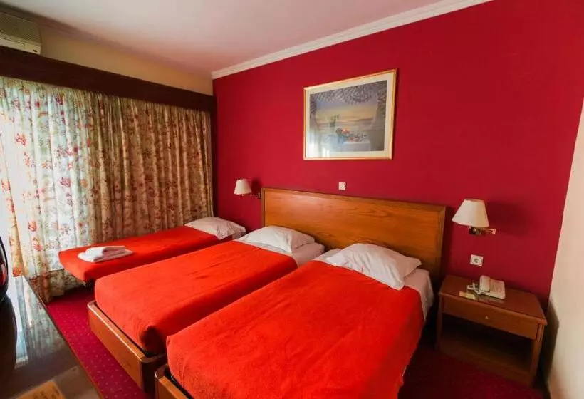 Economy Triple Room, Grand