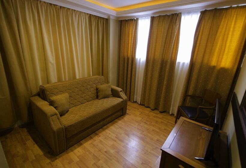 4인용 스탠다드 룸, Lydia