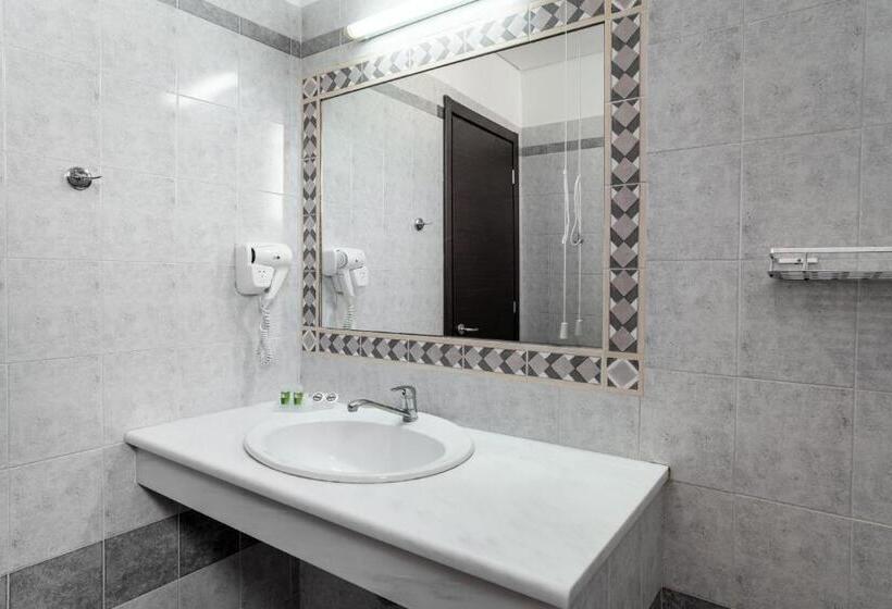 غرفة قياسية مطلة على الجبل, Pavlou
