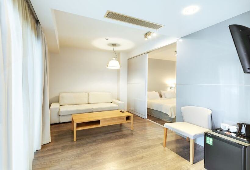 סוויטת ג'וניור, Phidias Piraeus