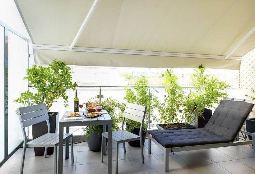 주니어 스위트, Phidias Piraeus