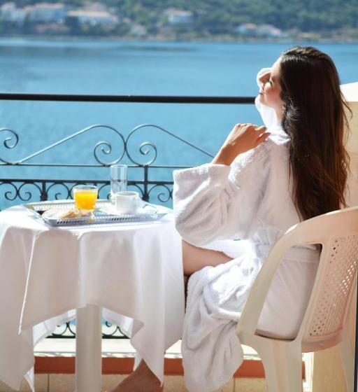 اتاق راحتی با چشمانداز دریا, Samos City