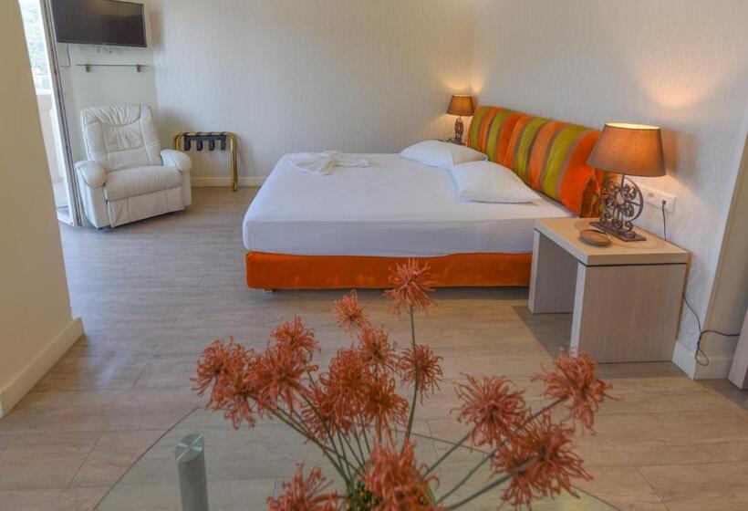 سوییت سوپریور با چشمانداز دریا, Samos City