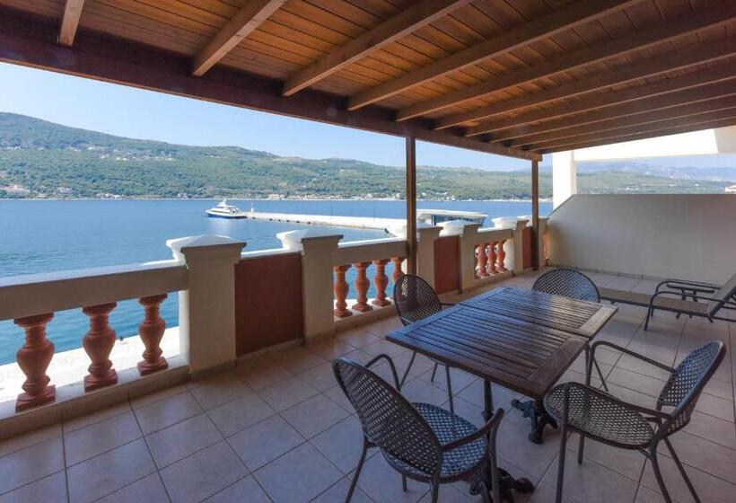 سوئیت اجرایی با چشمانداز دریا, Samos City