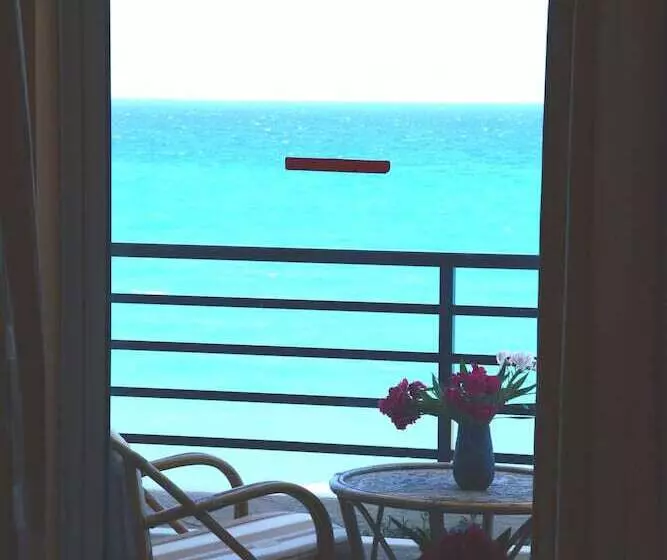 オーシャンビュースタンダードルーム, Themis Beach