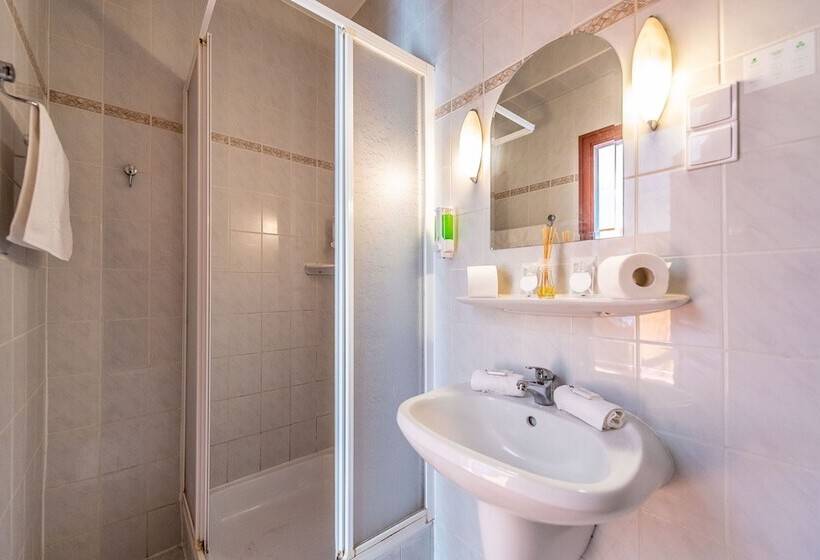 اتاق استاندارد سه نفره, Korona Panzió Budapest