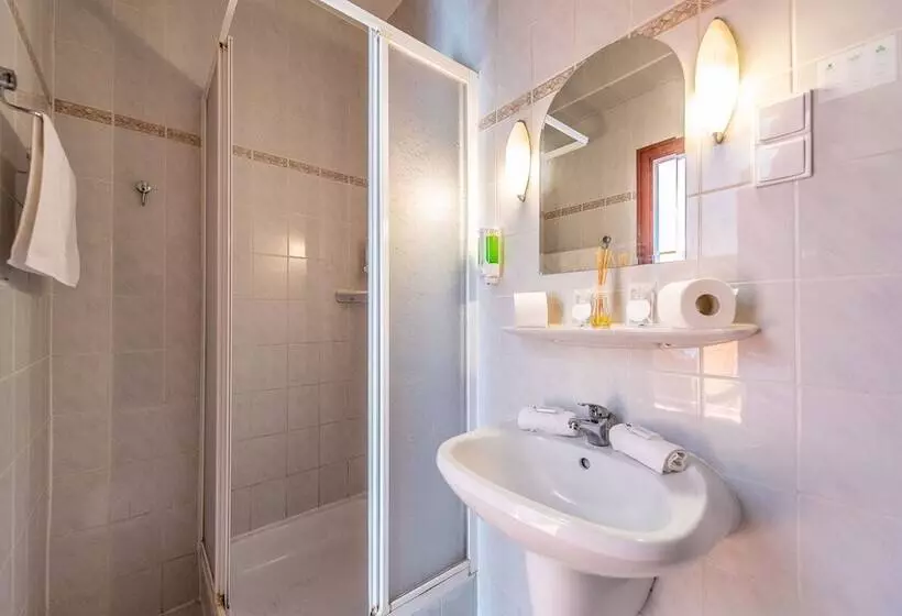 اتاق استاندارد سه نفره, Korona Panzió Budapest
