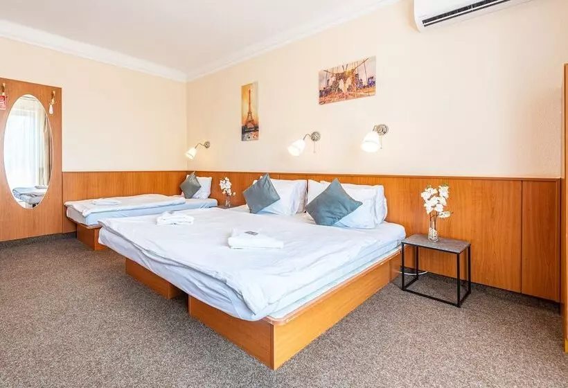 اتاق استاندارد سه نفره, Korona Panzió Budapest