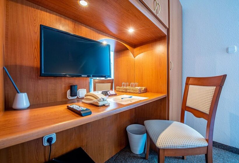 اتاق استاندارد سه نفره, Korona Panzió Budapest