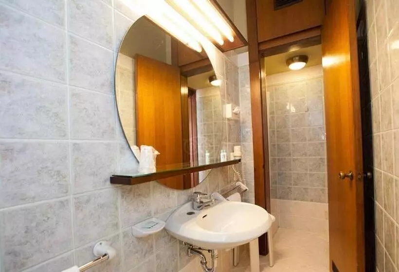 اتاق استاندارد چهار تخته, Grand Hotel Elite