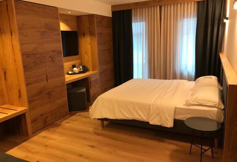 Полулюкс Повышенной Комфортности, Alla Posta Famiglia Pra Dal 1866 A Caprile