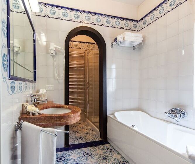 デラックストリプルルーム, Aurelia