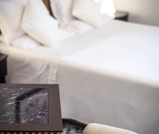 デラックストリプルルーム, Aurelia