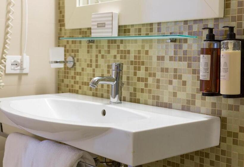 标准三人间, Catalunya