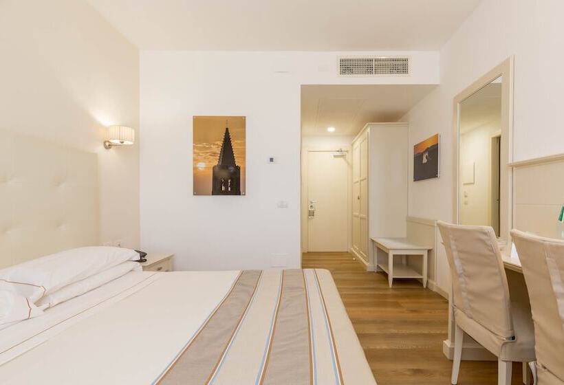 Habitación Estándar Vista Mar Lateral, Catalunya
