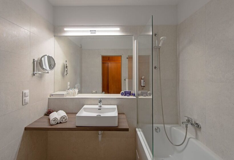 标准间, Club Tihany