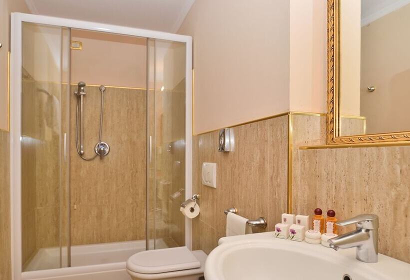 חדר משפחתי, Grand  Cadenabbia