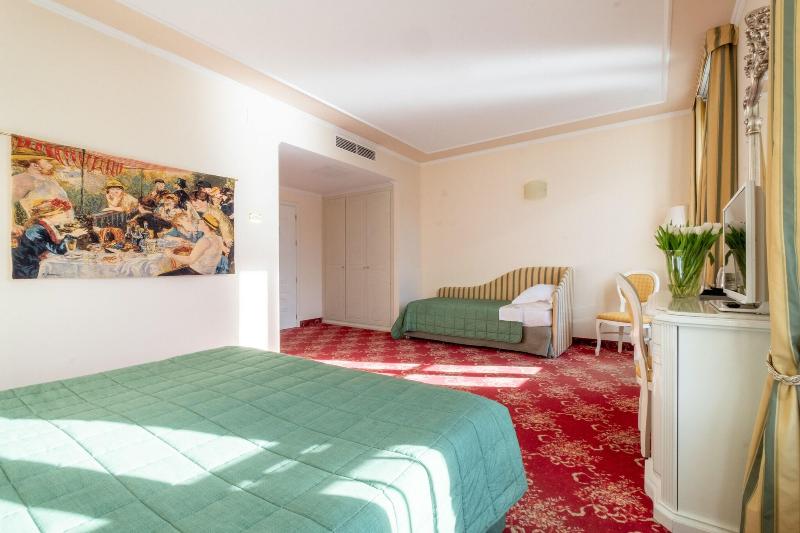 חדר משפחתי, Grand  Cadenabbia