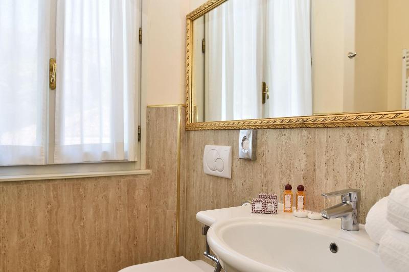 חדר משפחתי, Grand  Cadenabbia