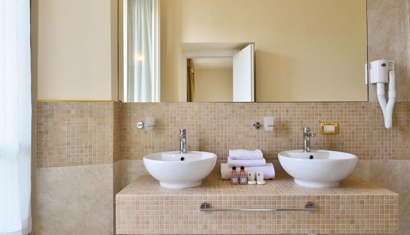 חדר משפחתי, Grand  Cadenabbia