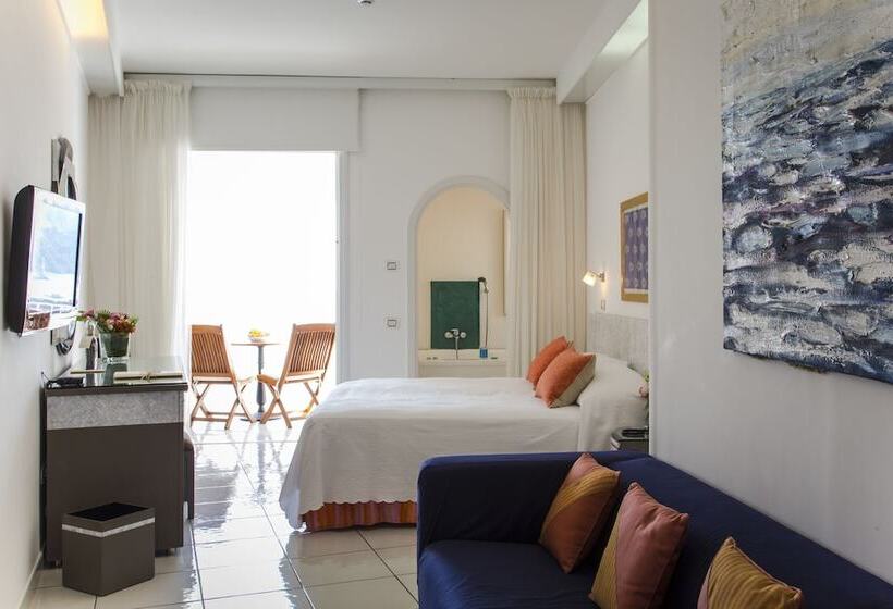 جناح جونيور, Marina Riviera