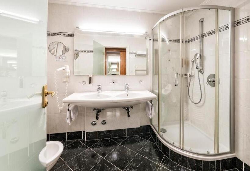 חדר סופריור, Post Alpine Cityflair