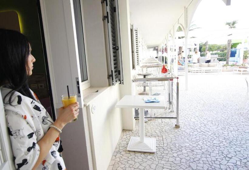 اتاق خانوادگی, Splendid Mare