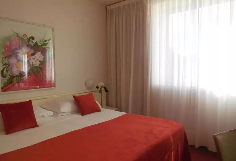 آپارتمان یک خوابه با دری مشترک که هال را جدا می کند., Starhotels Cristallo Palace