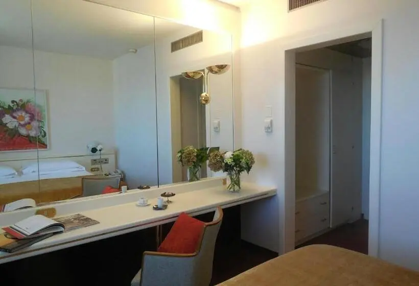 آپارتمان یک خوابه با دری مشترک که هال را جدا می کند., Starhotels Cristallo Palace