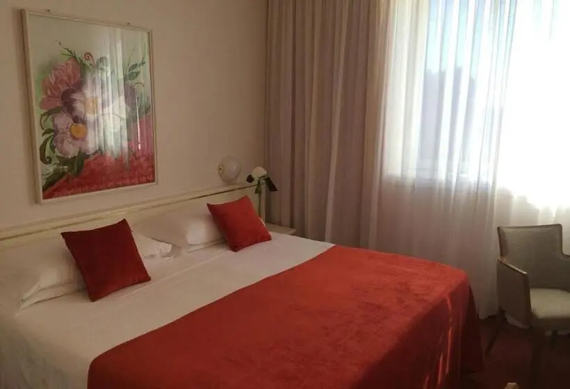 آپارتمان یک خوابه با دری مشترک که هال را جدا می کند., Starhotels Cristallo Palace