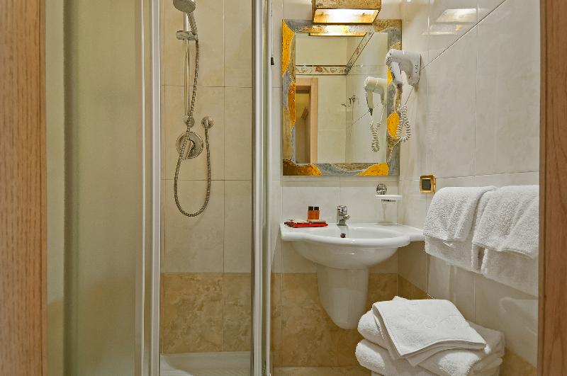 اتاق استاندارد سه نفره, Alba Palace