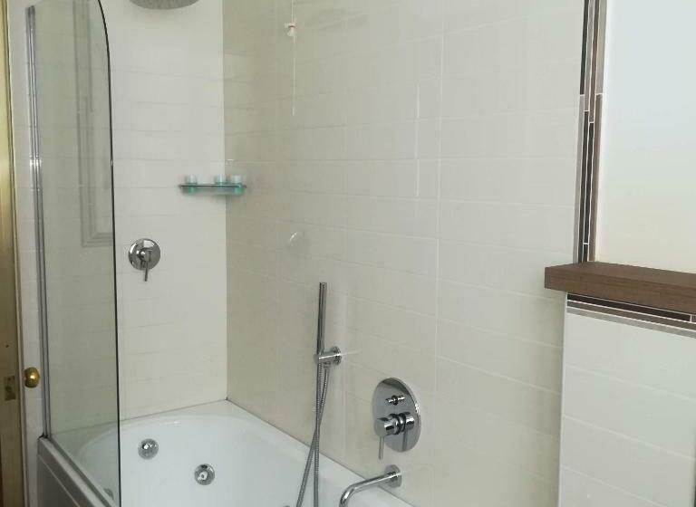 اتاق استاندارد سه نفره, Bristol