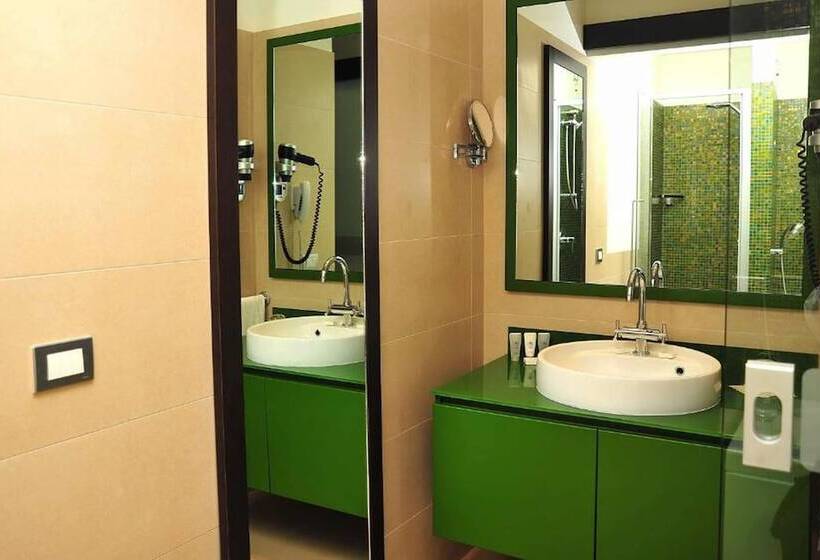 Полулюкс Вид на Море, Desiree