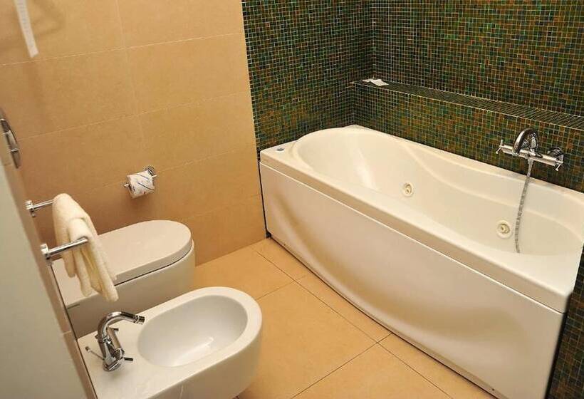 Полулюкс Вид на Море, Desiree