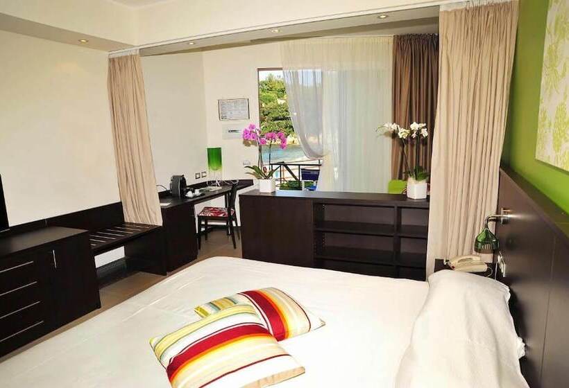 Полулюкс Вид на Море, Desiree