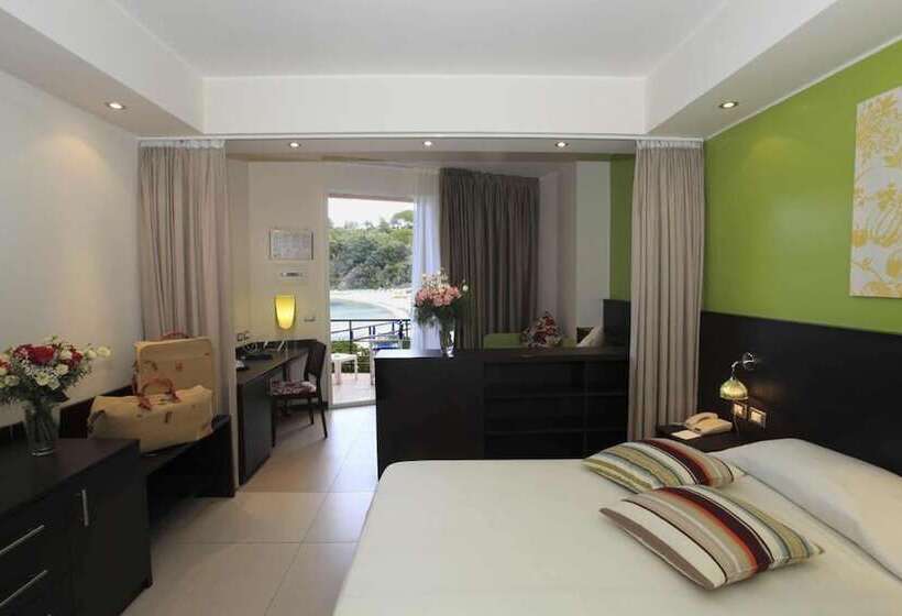 Полулюкс Вид на Море, Desiree