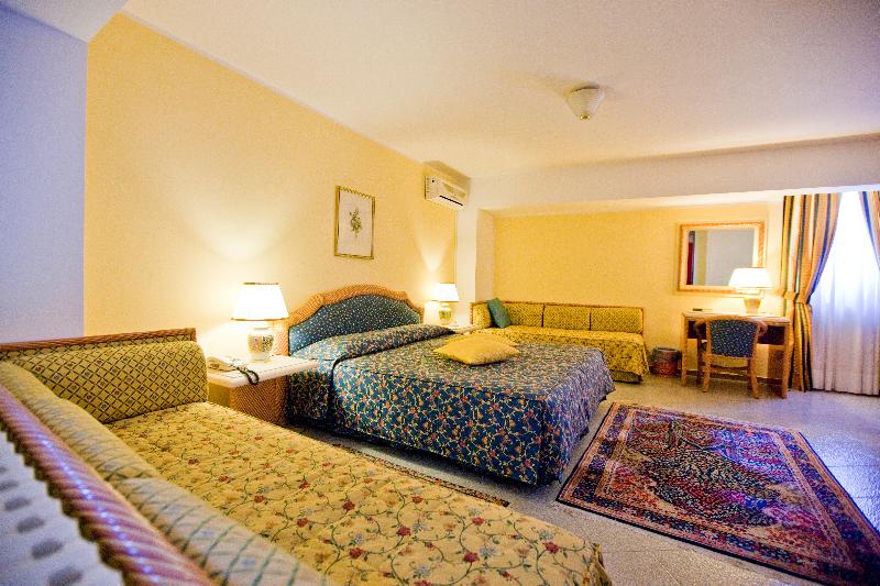 غرفة قياسية رباعية, Elimo