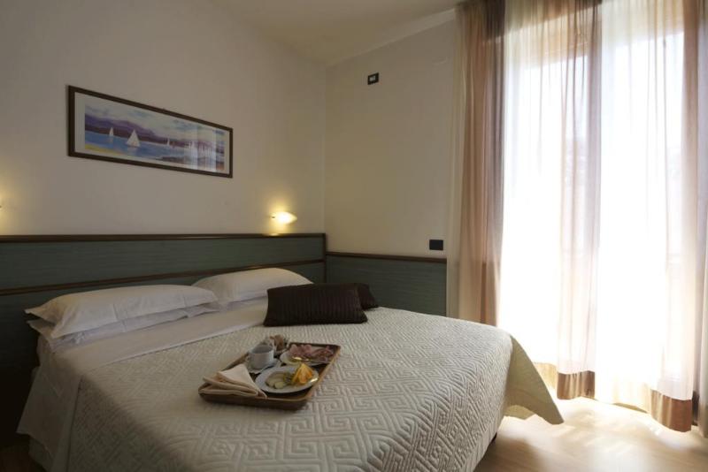 اتاق استاندارد سه نفره, Florida Lerici