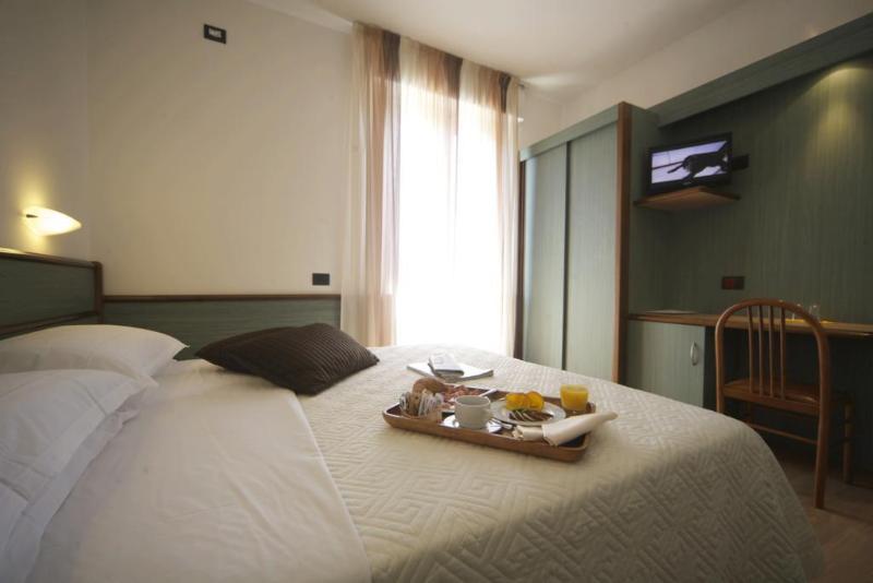 اتاق استاندارد سه نفره, Florida Lerici