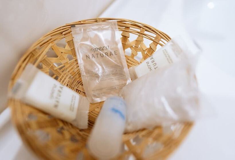 オーシャンビュースイート, Lola Piccolo Hotel E Appartamenti