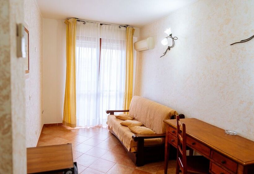 オーシャンビュースイート, Lola Piccolo Hotel E Appartamenti