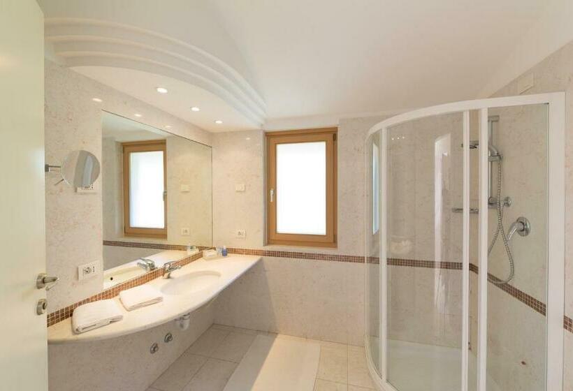 レイクビュークラシックルーム, Maximilian