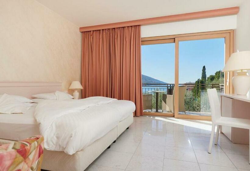 レイクビュークラシックルーム, Maximilian