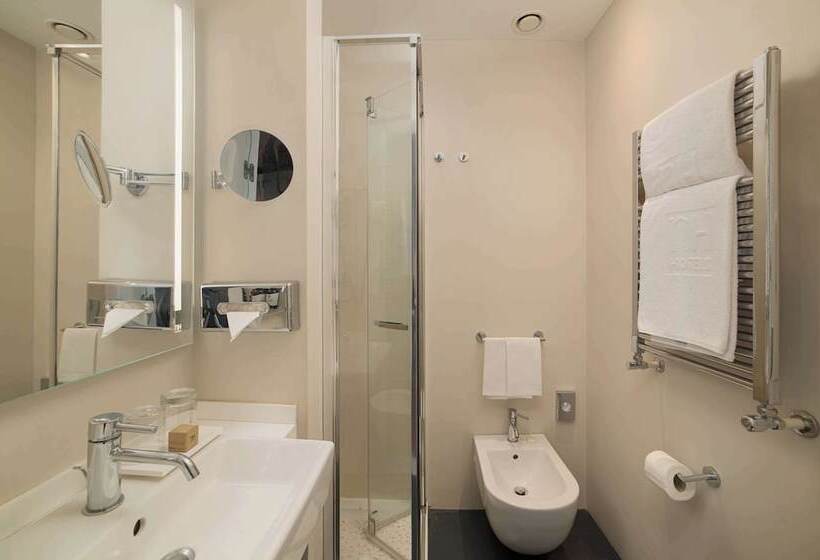 Manzaralı Lüks Oda, NH Genova Centro