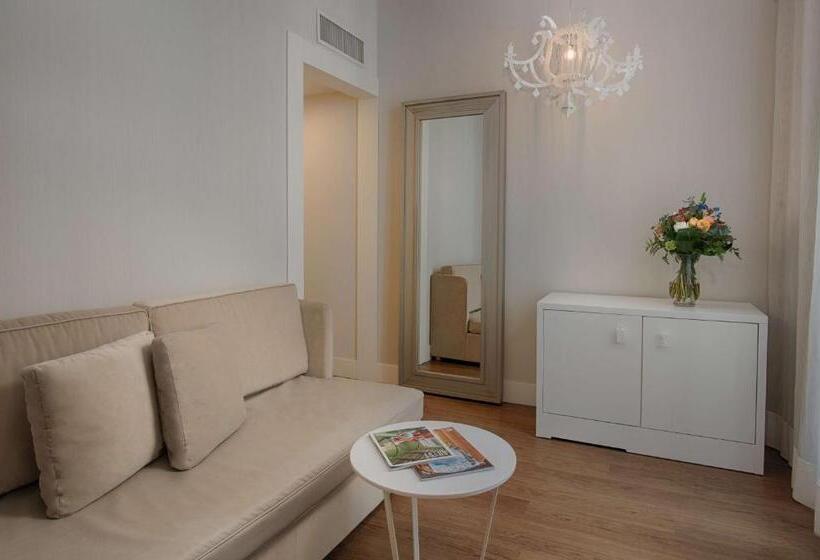 Junior Süit, NH Genova Centro