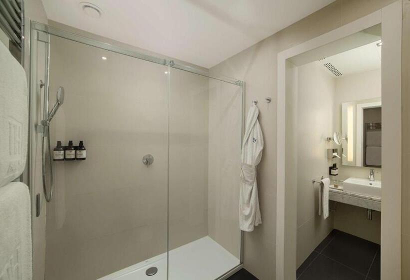 Junior Süit, NH Genova Centro