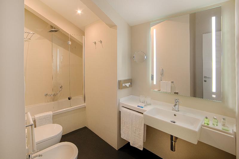 Manzaralı Lüks Oda, NH Genova Centro